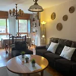 Al Lado Del Río En Cangas De Apartamento *