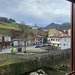 Al Lado Del Río En Cangas De Onís