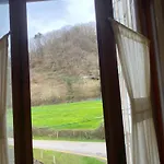 Al Lado Del Río En Cangas De