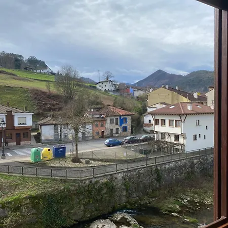 Al Lado Del Rio En Cangas de Onis