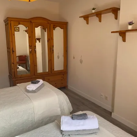 Al Lado Del Río En Cangas De *