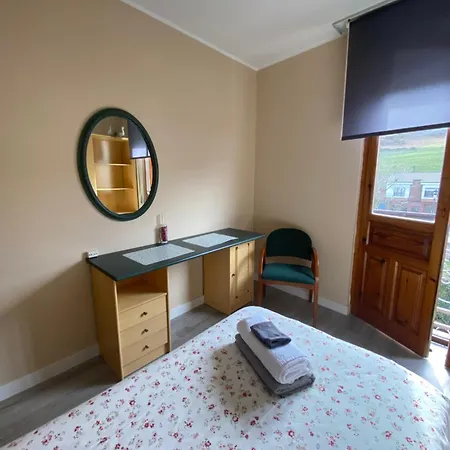 Al Lado Del Río En Cangas De *