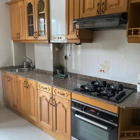 Al Lado Del Río En Cangas De