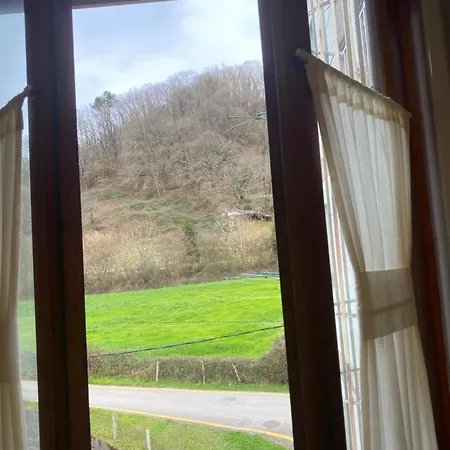 Al Lado Del Río En Cangas De