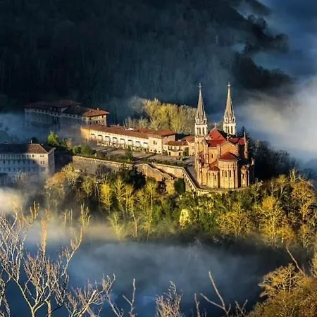 Al Lado Del Río En Cangas De * Onís