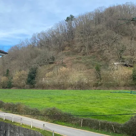 Al Lado Del Río En Cangas De