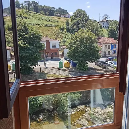 Al Lado Del Río En Cangas De Apartamento Onís